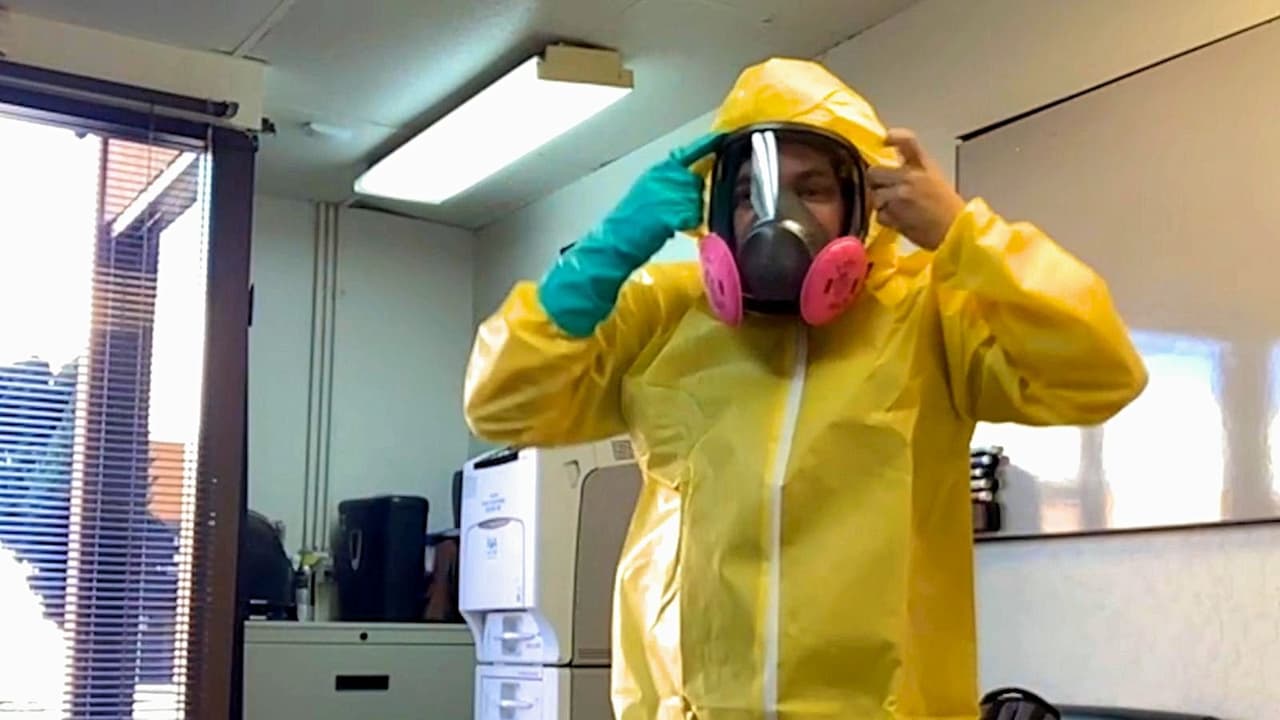 "Trabajamos con un enemigo invisible": hispanos reinventan su negocio de limpieza a causa del coronavirus