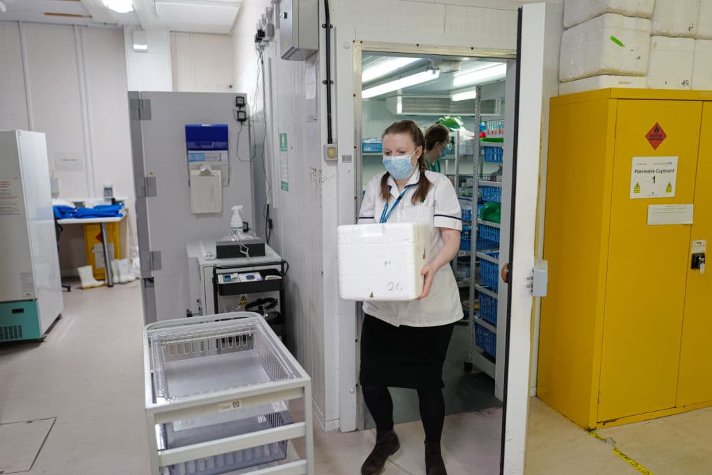 Los trabajadores de la salud y quienes atienden o limpien las áreas de los pacientes con covid-19 serán los primeros, luego les sigue el personal que labora en los centros de cuidado a largo plazo.
<br>