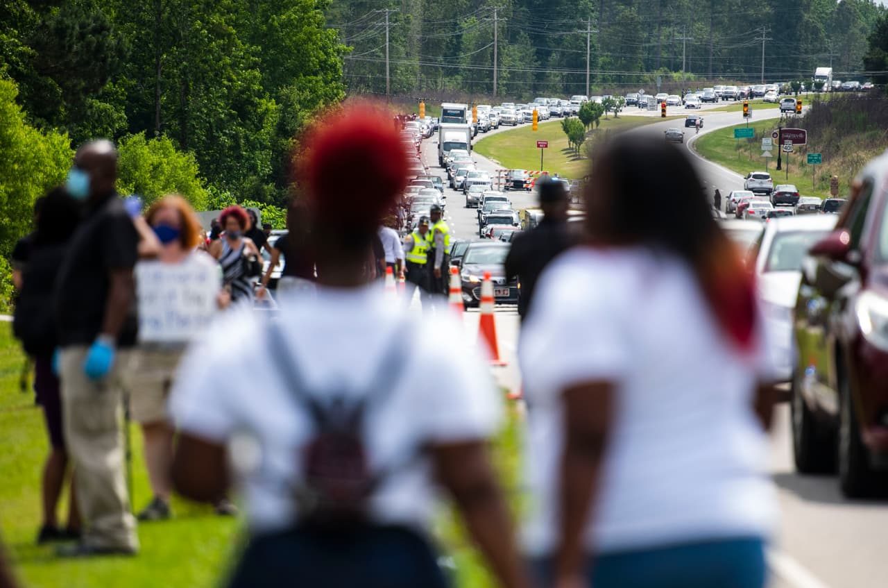 Luego de mudarse de Houston a Minneapolis en 2014 en busca de trabajo y una nueva vida, Floyd está realizando el recorrido a la inversa tras su muerte, dijo Sharpton. En la fotografía la multitud que se acerca al lugar de la ceremonia en Carolina del Norte