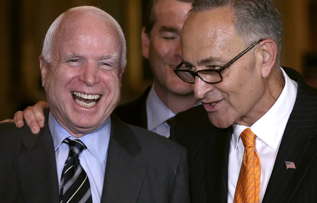 McCain y Schumer, tras la aprobación de la reforma migratoria en el Senado (68-32) en junio de 2013. El proyecto fue luego rechazado por los republicanos en la Cámara de Representantes.