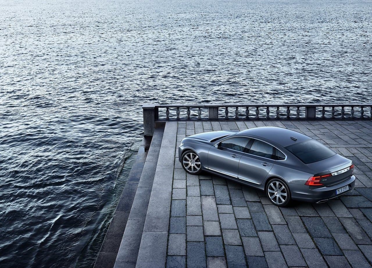 <h3 class="cms-H3-H3"><b>4. Volvo S90</b></h3>
<br>
<b>Diferencial porcentual de precio sobre modelo de un año de uso: </b>40.1%
<br>
<b>Diferencial de precio en dólares sobre modelo de un año de uso: </b>$23,631
<br>
<br>El Volvo S90 recibe elogios por su rendimiento, comodidad y características de seguridad, pero es criticado por su falta de espacio en el maletero. Además, juega en su contra el creciente interés de los consumidores por vehículos utilitarios y pickups. Si lo que buscas es un sedán de lujo, este modelo te presenta una gran oportunidad y sin tener que pagar por su precio completo.