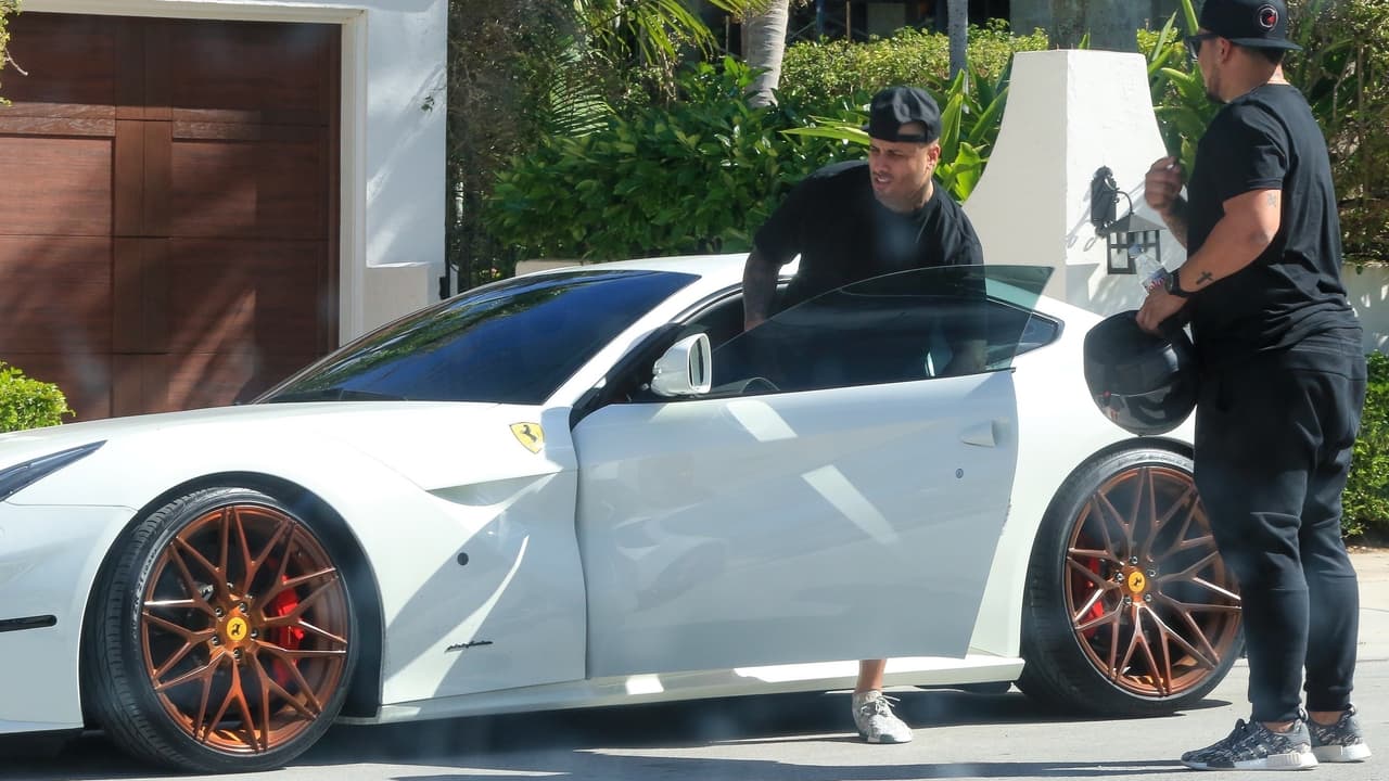 A Nicky Jam se le ve con frecuencia tras el volante de su hermoso
<b>Ferrari F12 Berlinetta</b> que adquirió en abril de 2017. Exactamente el mismo auto que
<b><a href="http://www.univision.com/noticias/autos-y-famosos/jbalvin-robo-el-ferrari-de-nicky-jam-video" target="_blank"> J. Balvin fingió robarle</a></b> sin haberle dado a Nicky la oportunidad de probarlo. ¡Eso no se hace J. Balvin! EL precio inicial de esta bestia de 731 caballos de fuerza es de
<b>319,995 dólares</b>.
<br>
<br>Ya van
<b>489,995 dólares</b> entre el Ferrari y el Porsche.
