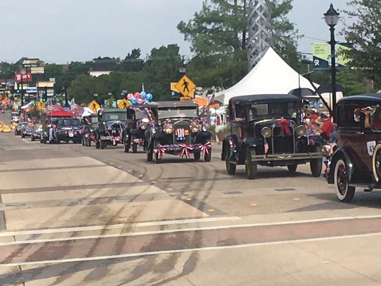 Los colores de la bandera dijeron presentes en las diferentes carrozas que fueron adornadas para el evento.