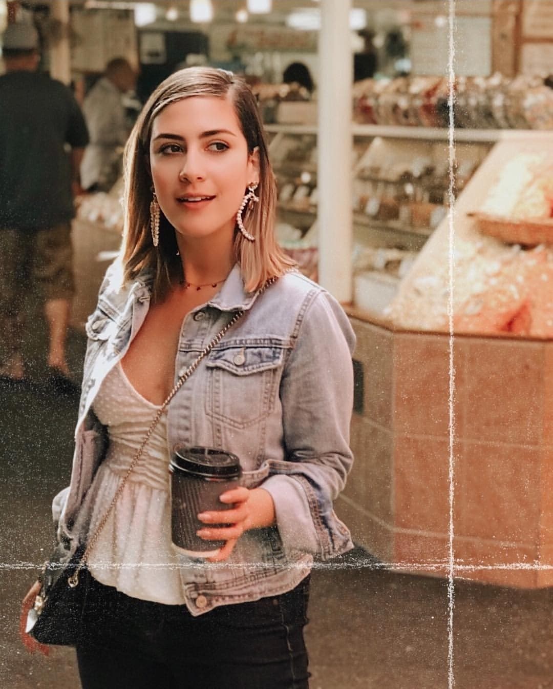 Jessi ha demostrado ser una chica excepcional que disfruta su trabajo al máximo, comprometida y buena compañera.