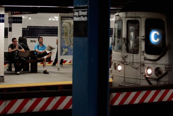 El gobernador de Nueva York, Andrew Cuomo, y el MTA habían anunciado el domingo que el tren subterráneo se reabriría a tiempo la mañana del lunes para atender a los millones de usuarios en la hora de más demanda. Advirtieron que el servicio podría ser menos frecuente de lo normal y que los usuarios podrían toparse con trenes apiñados.