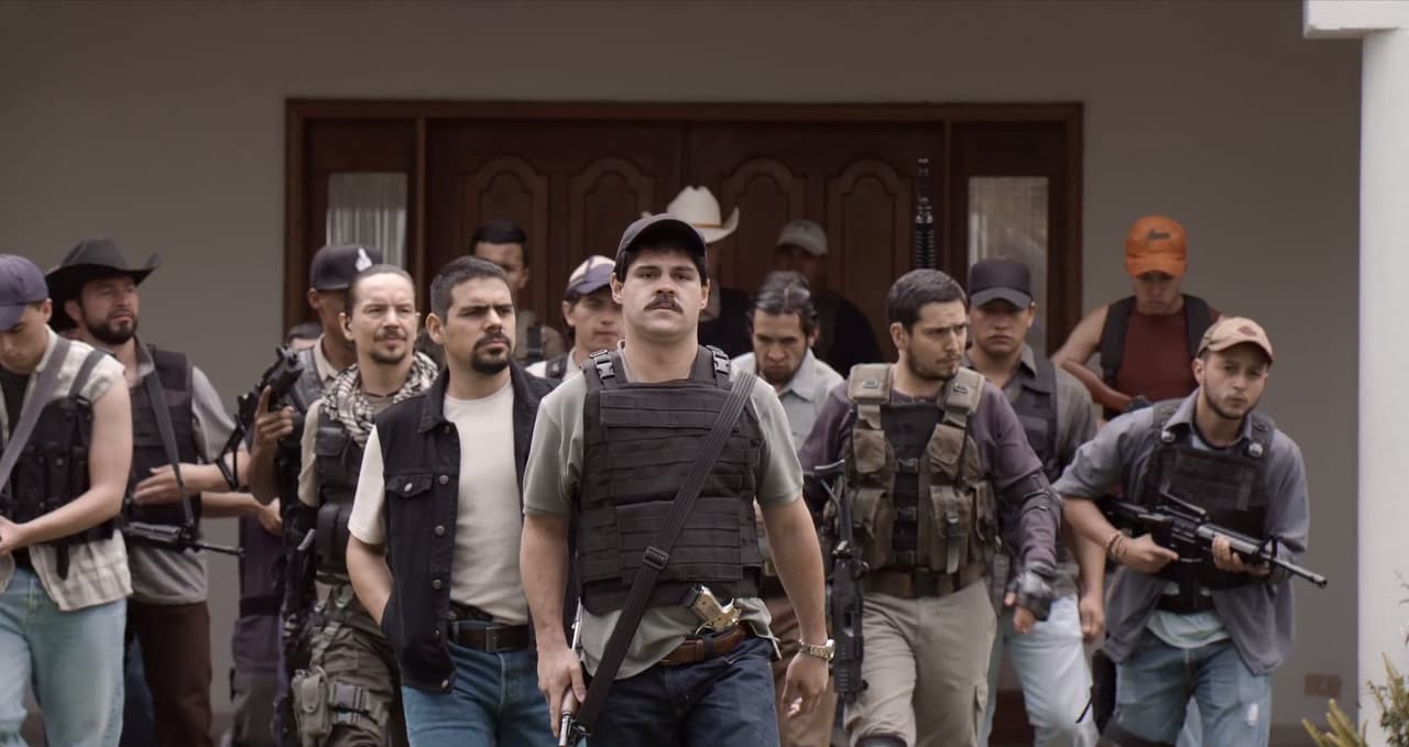 El nuevo presidente de México le 
<b><a href="http://www.univision.com/series/el-chapo/resumen-de-el-chapo-capitulo-7-temporada-2-video" target="_blank">declaró la guerra al narco</a></b> sin imaginar que favorecer a la organización de ‘El Chapo’ acarrearía una interminable ola de violencia que pondría a tambalear su gobierno. En su afán de adueñarse del territorio de Nuevo Ladero en manos de ‘El Cano’ y ‘Los EMES’ y el de Juárez, propiedad de ‘El Chente’, la sangre de miles de víctimas inocentes fue derramada.