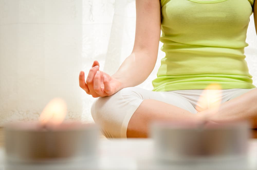 Como brinda claridad mental, también son ideales para la meditación y la concentración. Si estás meditando o practicando yoga, puedes encender una vela violeta a tu lado para ayudar a tranquilizar tu espíritu y rodearte de paz.
