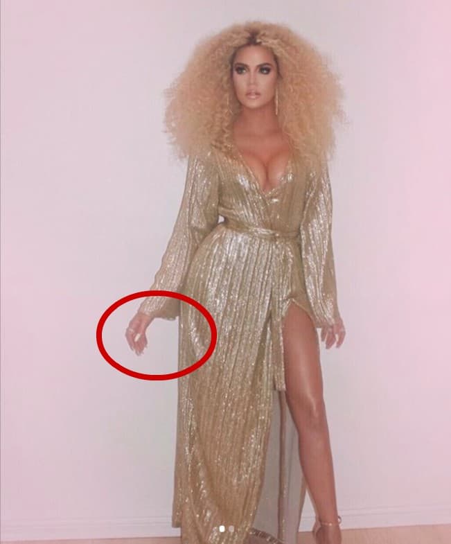 De las dos imágenes publicadas, esta fue la que
<b>no pasó desapercibida entre sus seguidores</b>, pues después de pasar por el Photoshop, las manos de la socialité lucían dedos de más.