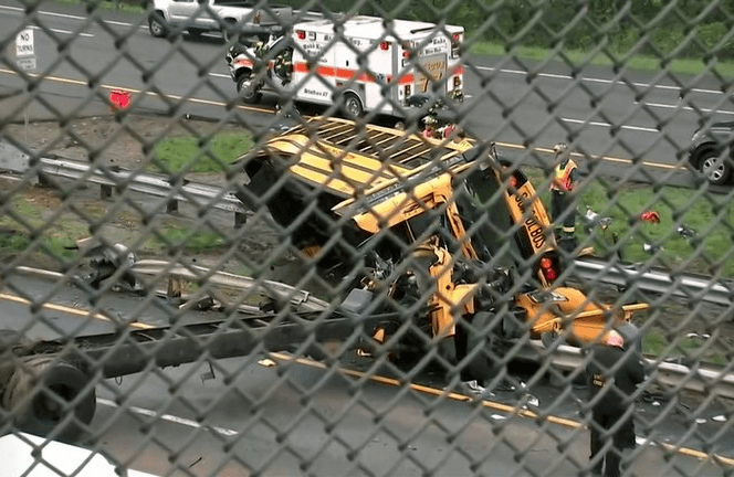 Los carriles de la carretera quedaron cerrados tras el accidente.