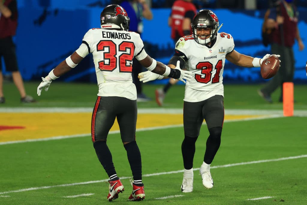 La defensa de los Tampa Bay deja a Patrick Mahomes sin pase de anotación y con dos intercepciones en la arrolladora victoria de los Buccaneers 9-31 sobre los Kansas City Chiefs. Tom Brady demuestra porque es el mejor y con tres pases de anotación y sin intercepciones consigue su séptimo anillo de Super Bowl.