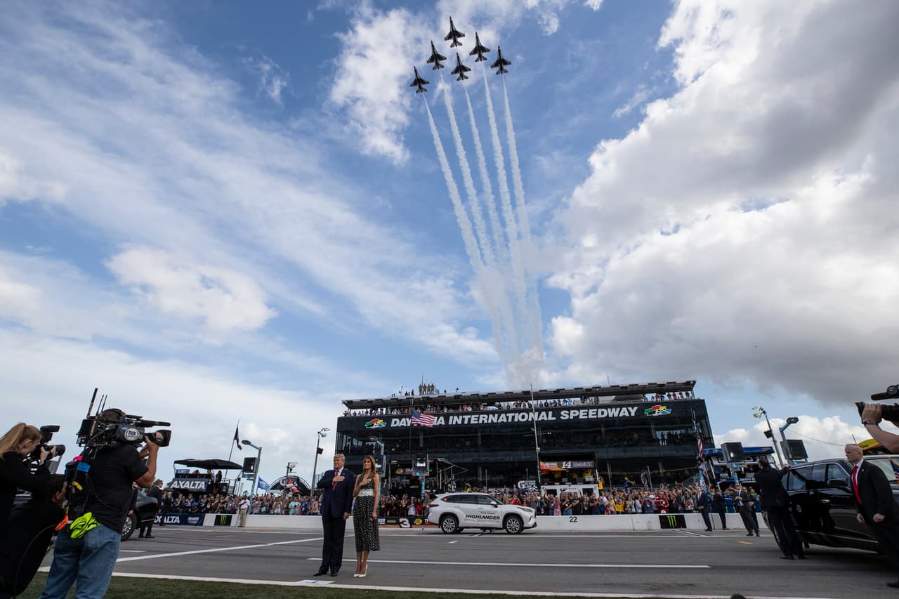 Un escuadrón de aviones Thunderbirds de la Fuerza Aérea de Estados Unidos sobrevoló la pista mientras sonaba el himno nacional.
