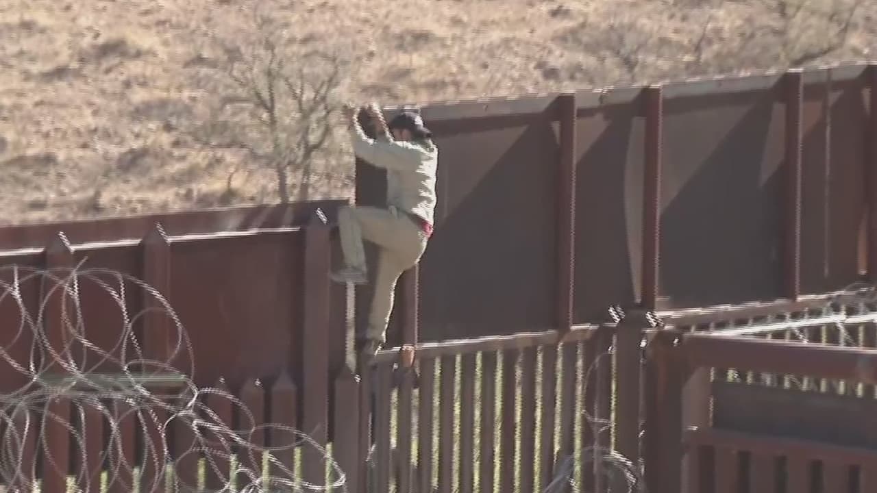 Diariamente, cientos de personas se juegan la vida al cruzar el muro que divide la frontera entre México y Estados Unidos, improvisando escaleras o elevadores pero a diferencia de lo que ocurre en Yuma, en Nogales no se entregan a las autoridades si no que buscan escapar.