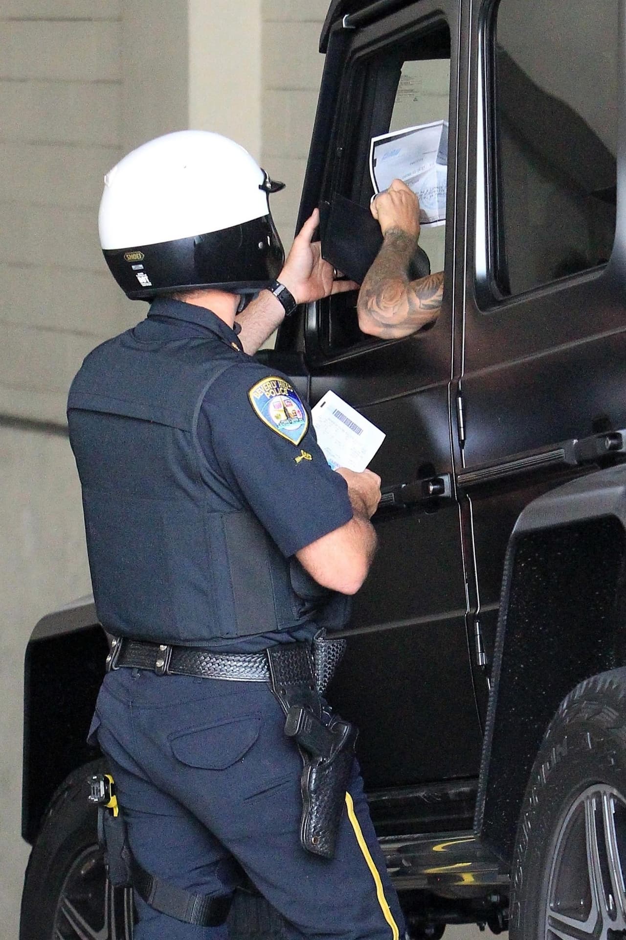El cantante quedó citado y se anticipa que podría recibir una multa de 162 dólares, por el uso indebido del celular.