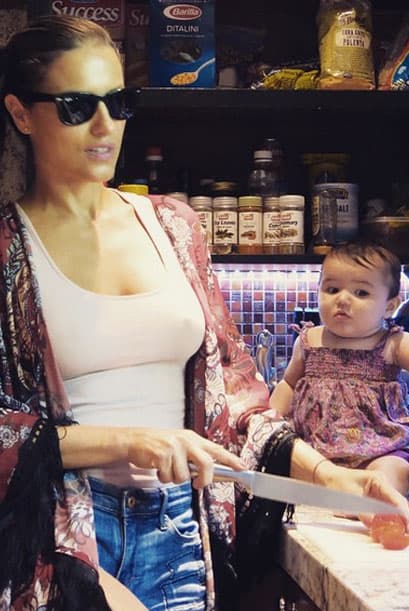 La carita de Regina es la más graciosa, miren cómo veía a su mamá cuando se disponía a cortar algo.