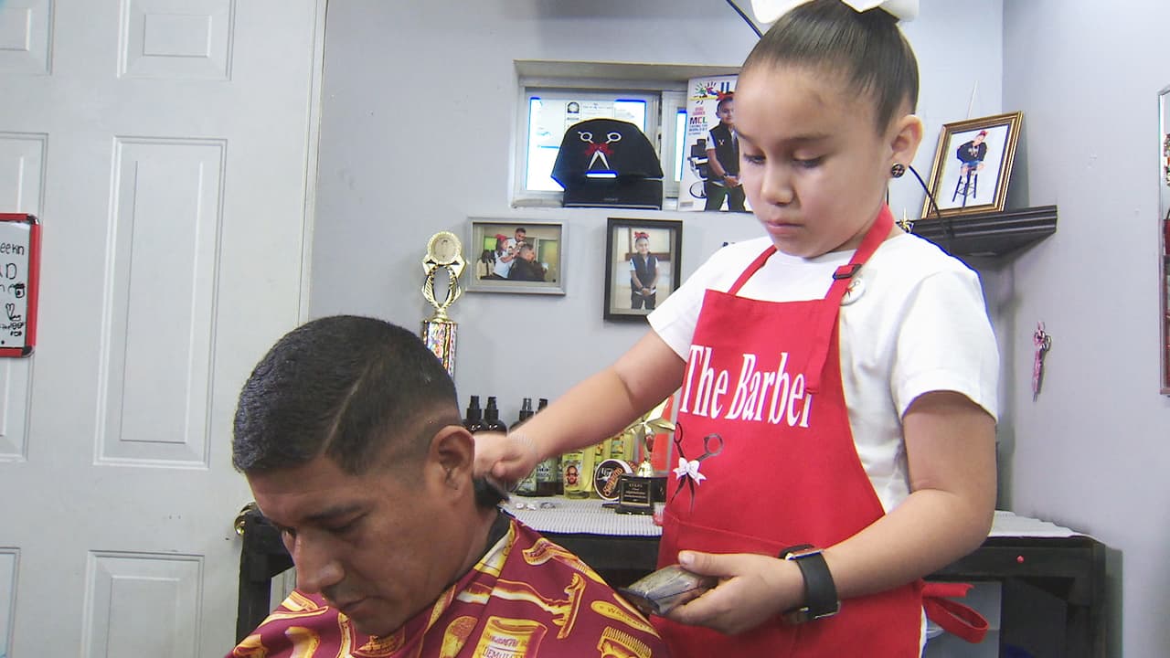 Esta es Alijah Hernández, una niña hispana de 7 años que hace historia con su particular oficio
