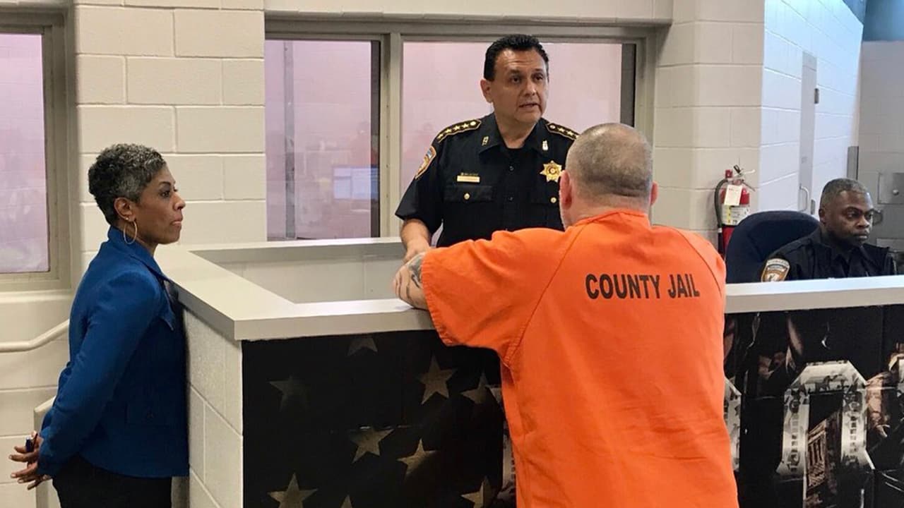 "
<b>El brutal ataque de nuestra compañera de equipo, justifica una investigación exhaustiva y rápida</b>", dijo Ed González, alguacil del condado de Harris. Univision 45 ya intentó comunicarse con González para obtener una entrevista con más detalles de lo ocurrido, pero por el momento no ha recibido respuesta.