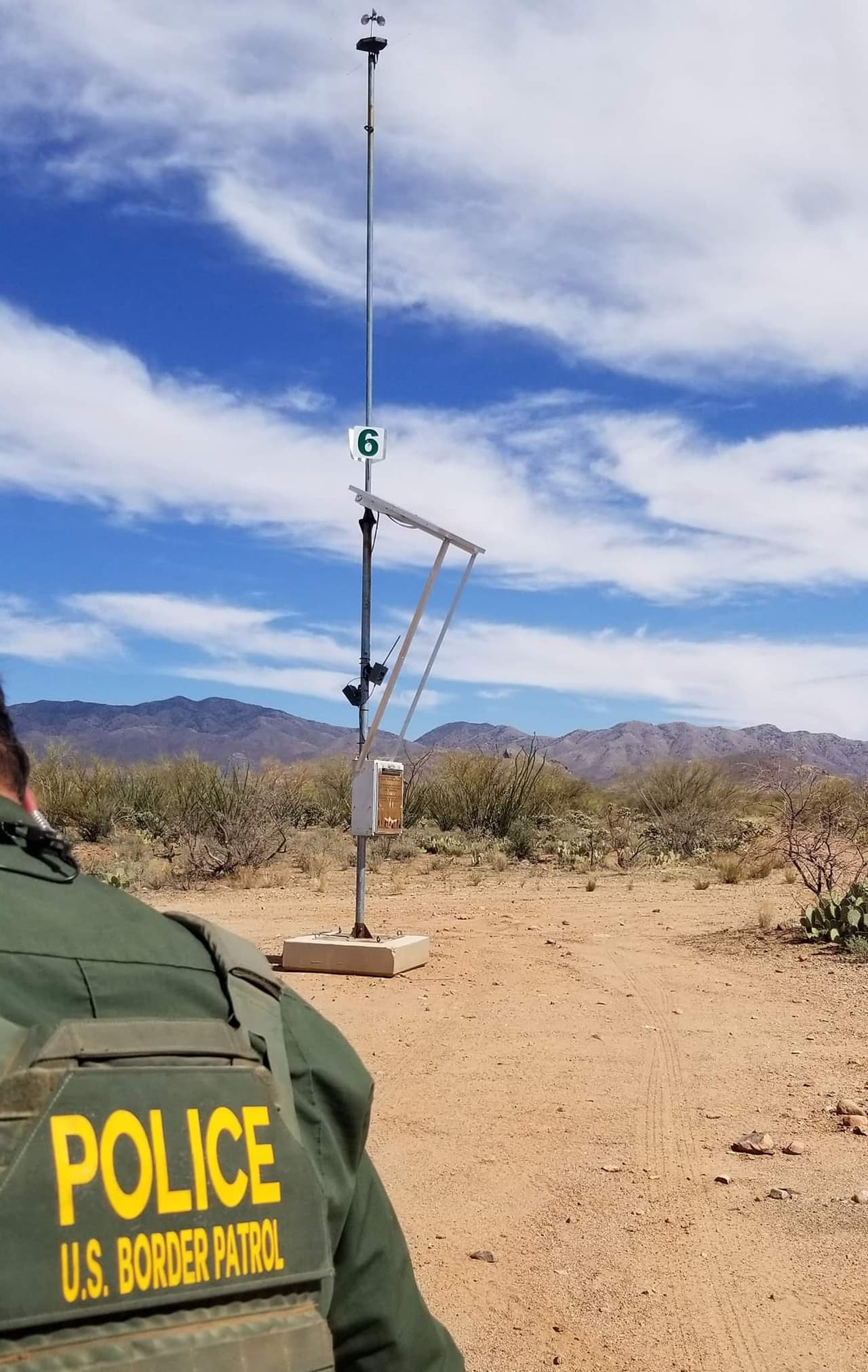 Las torres de rescate, el recurso que tiene el gobierno federal para que los inmigrantes que se sientan perdidos o son abandonados por los coyotes puedan pedir ayuda.