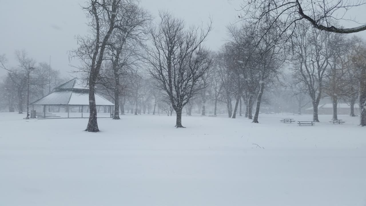 Así lucen los caminos en Indiana, condado de Lake donde hay aviso de tormenta de nieve.