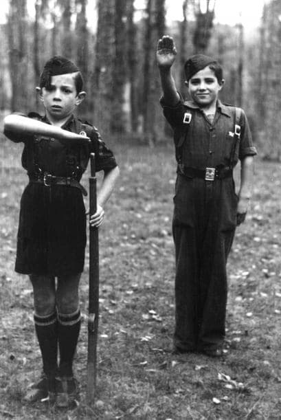 Minutos antes de que diera inicio el juego de vuelta, el Director General de Seguridad Nacional entró en el vestuario azulgrana amenazándoles para que tomaran una actitud "pasiva" durante la disputa del cotejo.