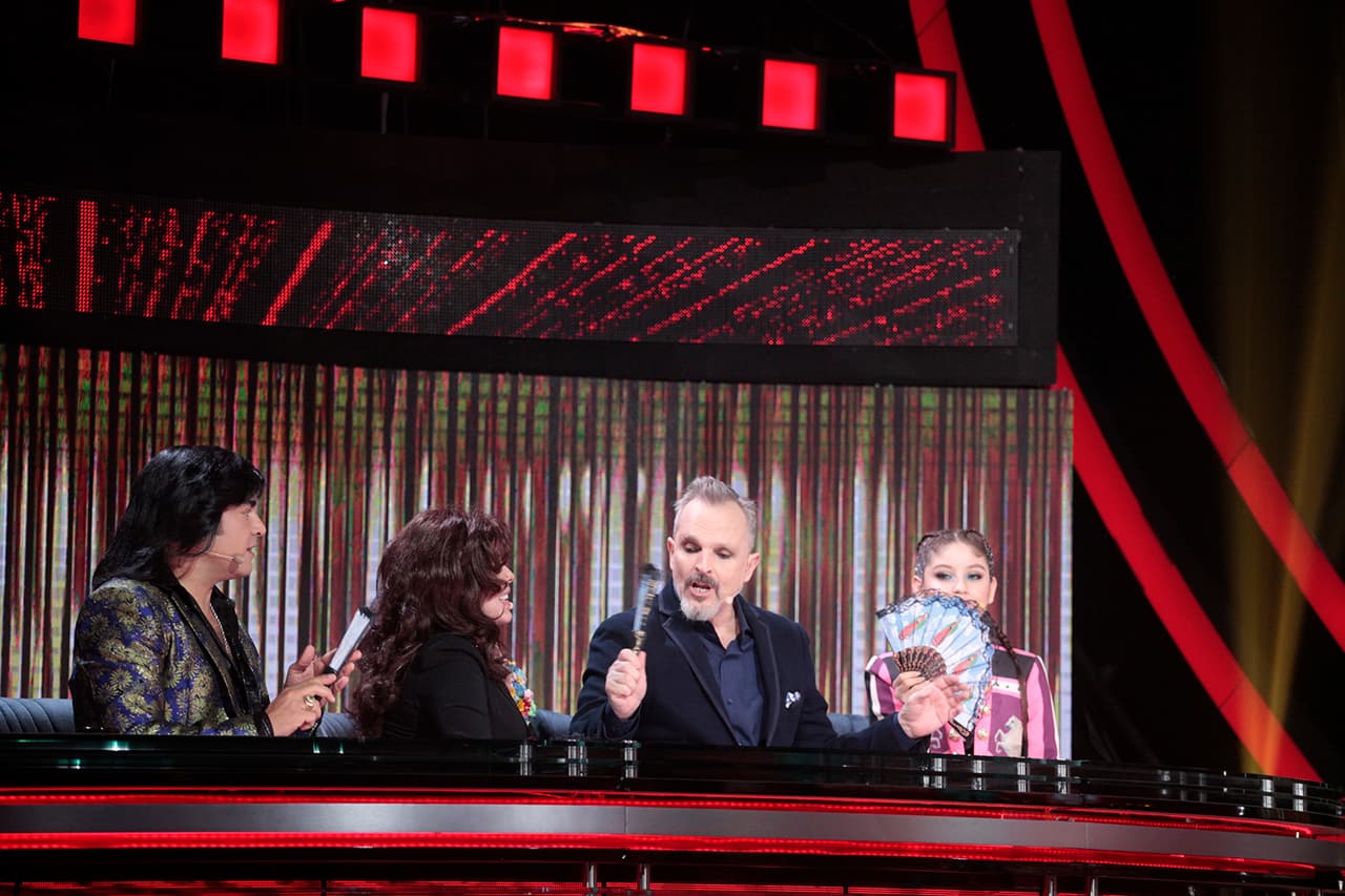 Los primeros en montar la coreografía con abanicos fueron Miguel Bosé y Karol Sevilla, quienes le mostraron cómo hacerlo a sus compañeros Verónica Castro y Albertano.