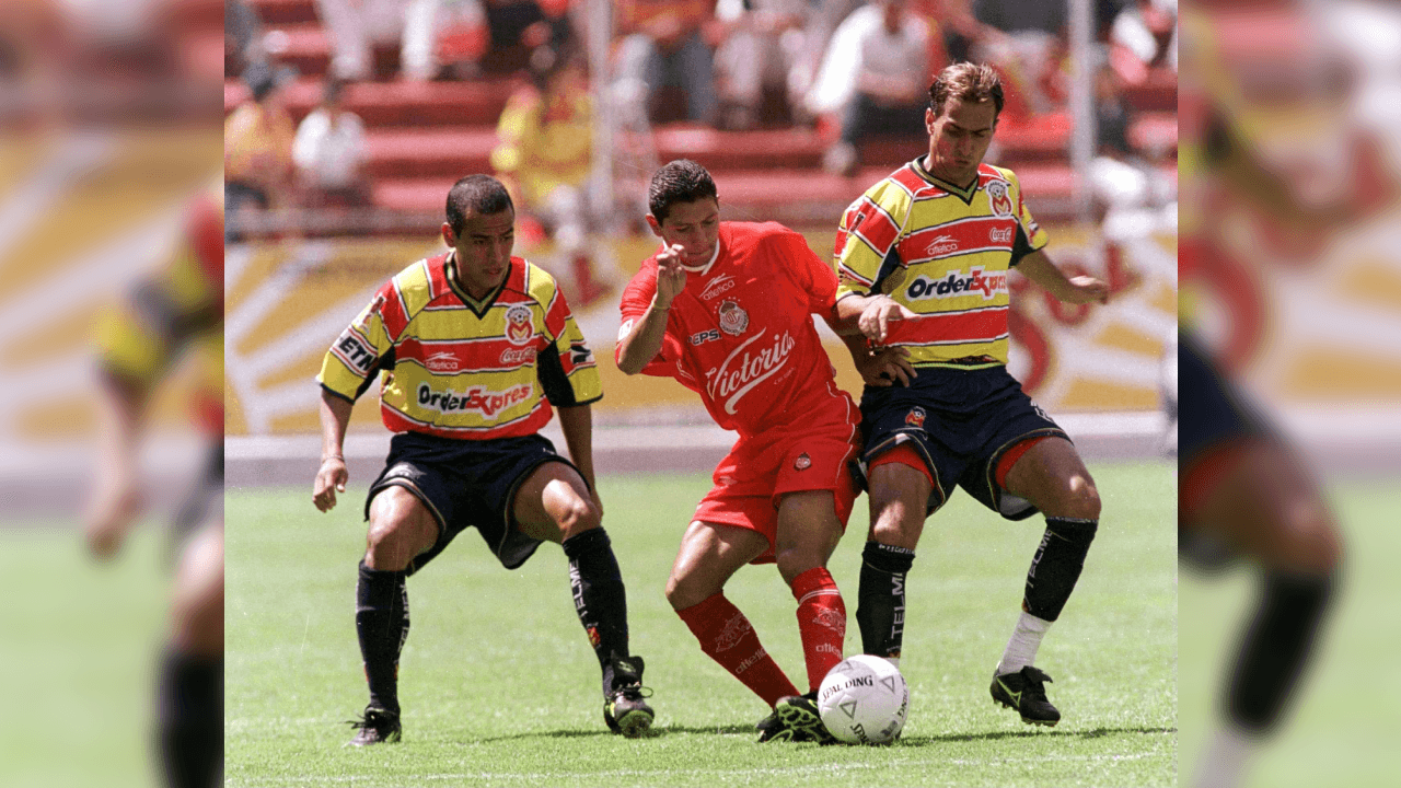 <b>Invierno 2000</b>
<br>- Transcurrió un año y medio para que una Final del balompié azteca se decidiera desde el punto penal y nuevamente estuvo en escena el equipo de Toluca, aunque esta vez, ante el equipo ya extinto Monarcas Morelia.
<br>- En la ida, Monarcas ganó 3-1, pero el ‘infierno’ fue pesado para los purépechas y el equipo mexiquense se impuso con lo justo, el 2-0 para enviar el partido a la tanda de penales.