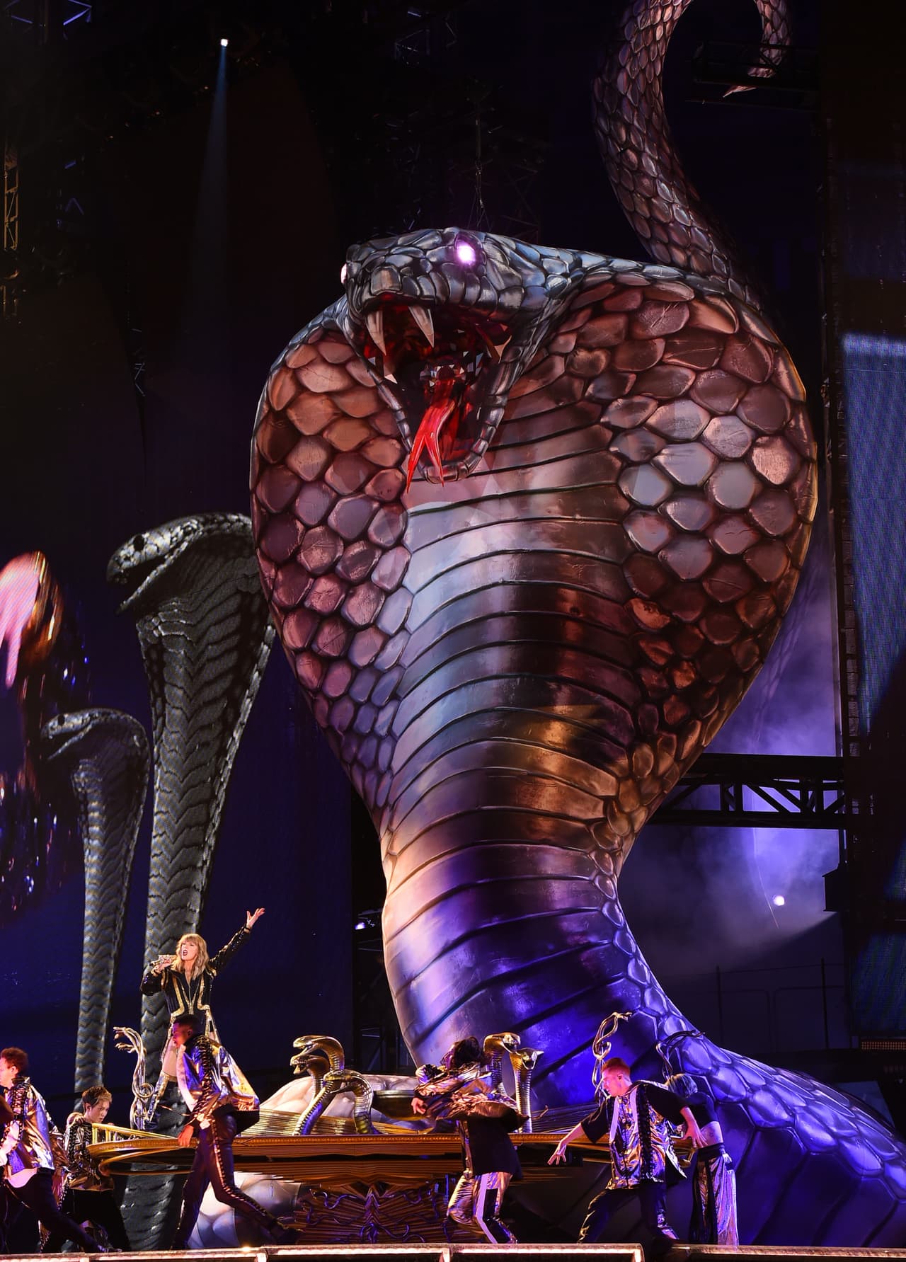 Taylor Swift decidió actuar e incluyó en sus conciertos una gran serpiente: “No puedo explicar lo mucho que tuve que aguantarme la risa cada vez que mi cobra inflable de 63 pies, llamada Karyn, aparecía en el escenario frente a 60,000 fans gritando”.