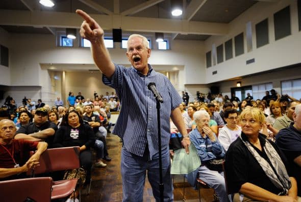 24 de agosto del 2010: Cientos de peticiones para la revocatoria de los consejales Artiga, Hernández, Jacobo y Mirabal son presentadas ante el registrador de la ciudad. EN IMAGENES: Los sucesos que llevaron a la exposición de una de las ciudades más corruptas de los Estados Unidos Fuente: Los Angeles Times