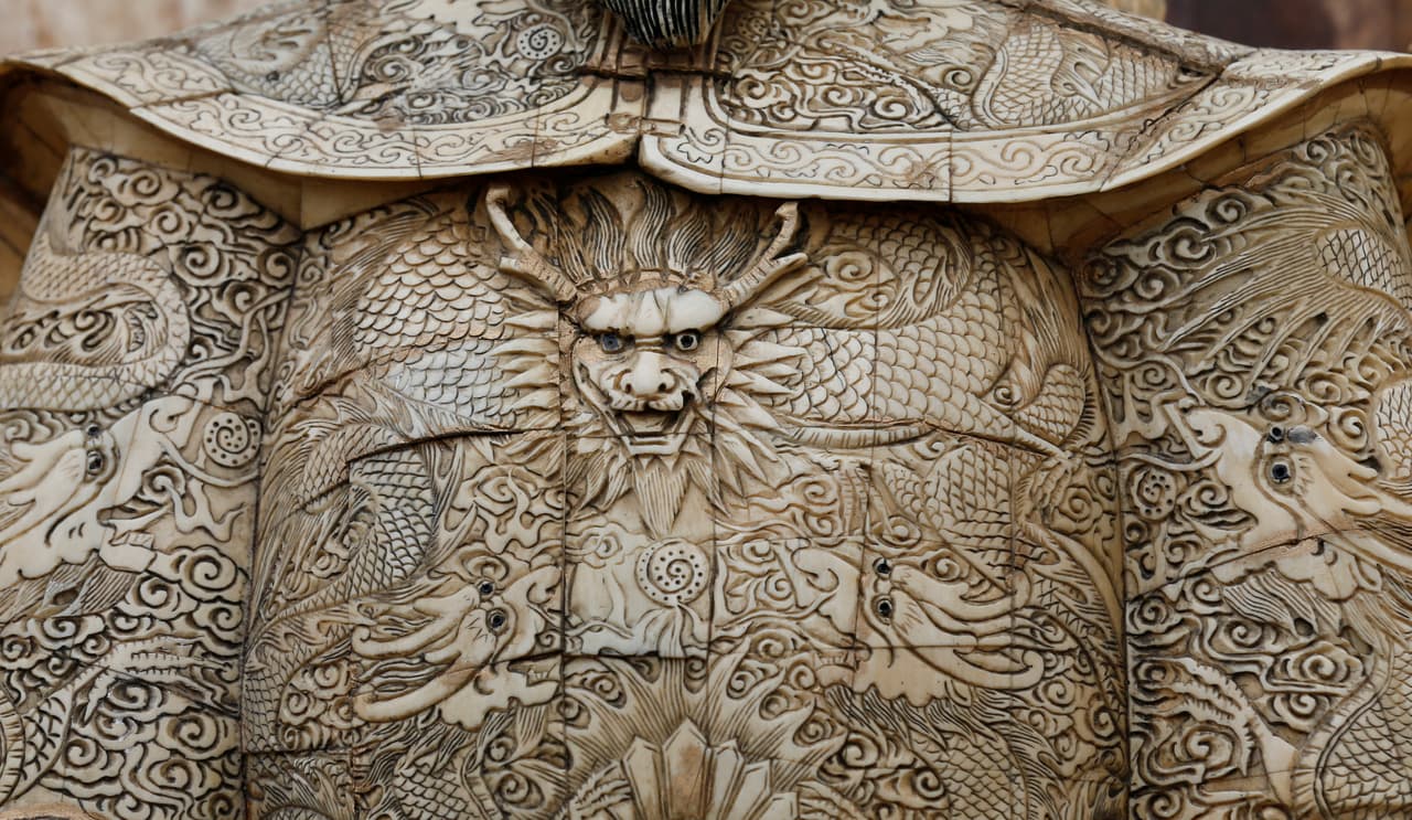 Una escultura de marfil formó parte de las toneladas quemadas en el Parque Nacional de Nairobi. Foto de Thomas Mukoya para Reuters.