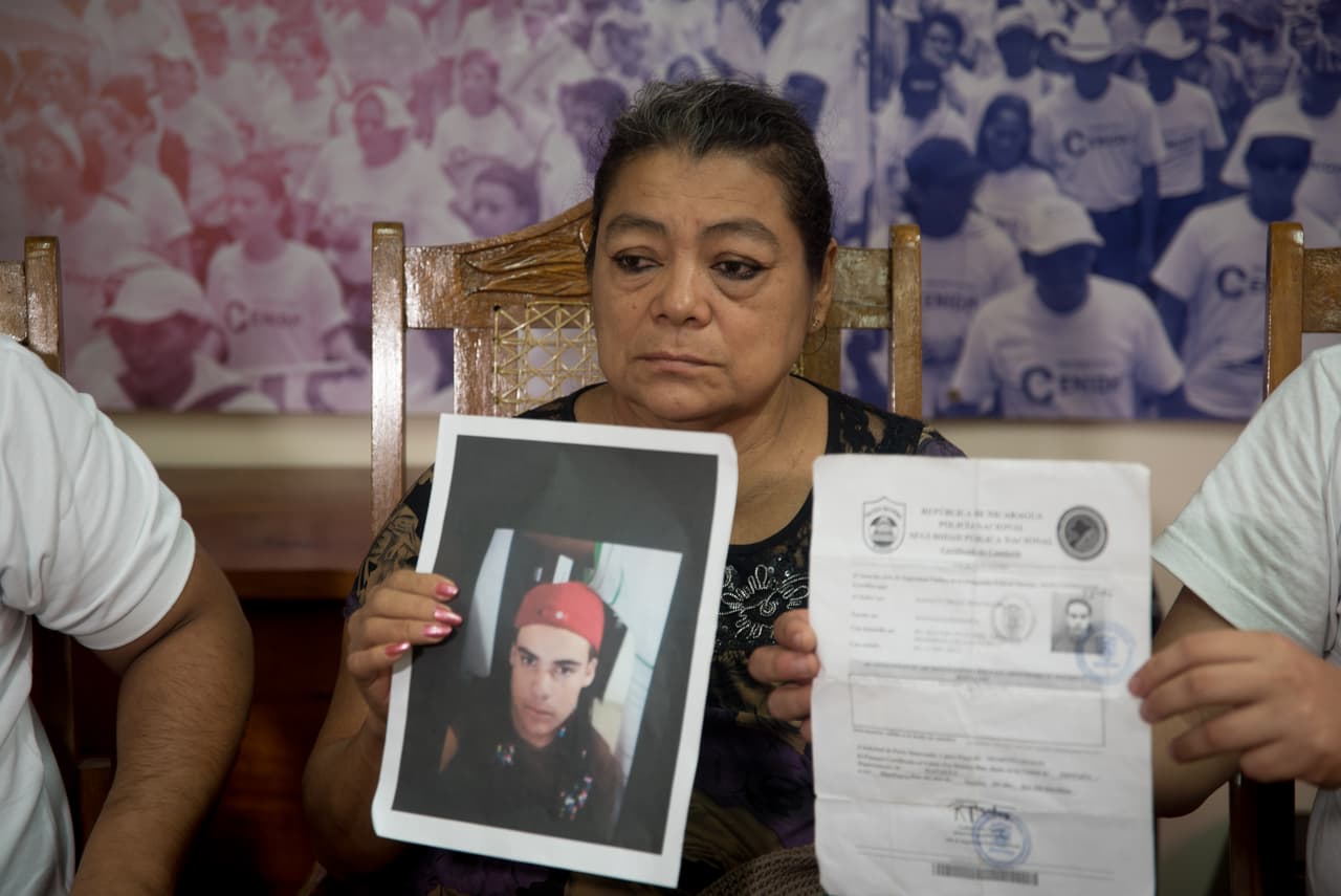 <b>María Elsa Aburto no encuentra a Kennett. </b>La madre del joven Kennett Romero Aburto estaba en su casa de habitación cuando los vecinos le alertaron sobre el secuestro de su hijo por paramilitares. La mujer salió despavorida a buscarlo. Todavía desconoce su paradero. “No quiero que me lo regresen muerto”, dijo Aburto a Univision Noticias. El hijo de María Elsa fue secuestrado junto al de la abuela Francis Fernández. 
<br>