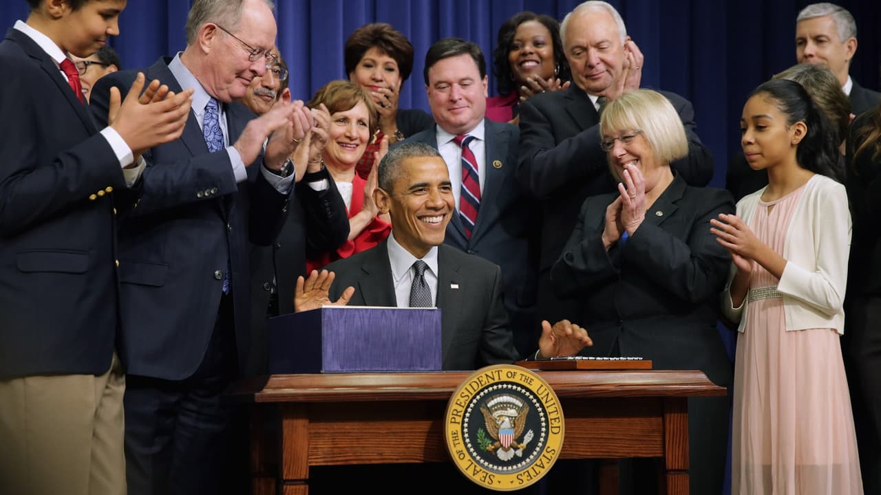 Obama firma reforma de ley educativa que devuelve poder a los estados