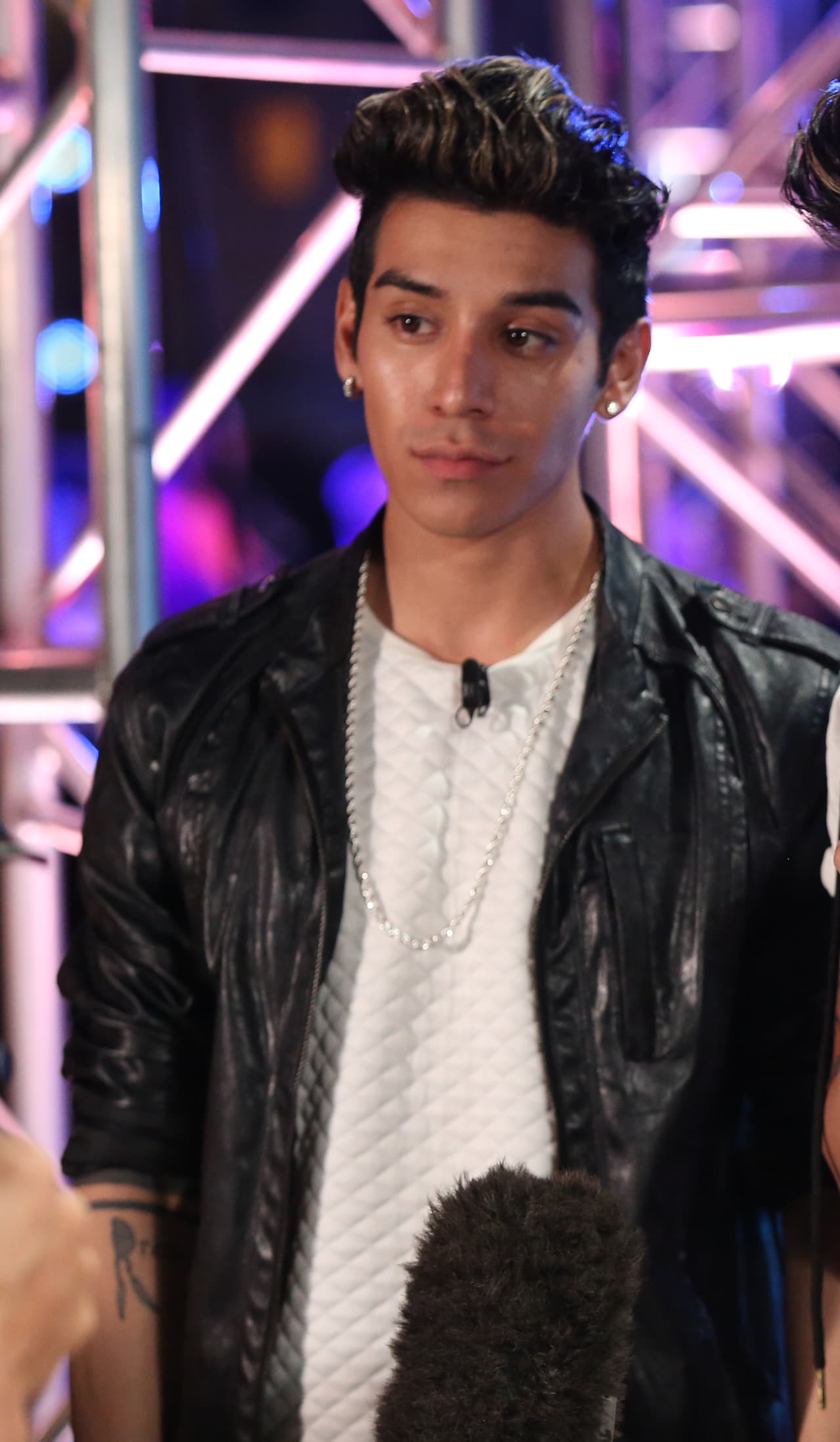 Jeremías optó por una chaqueta convencional de cuero.