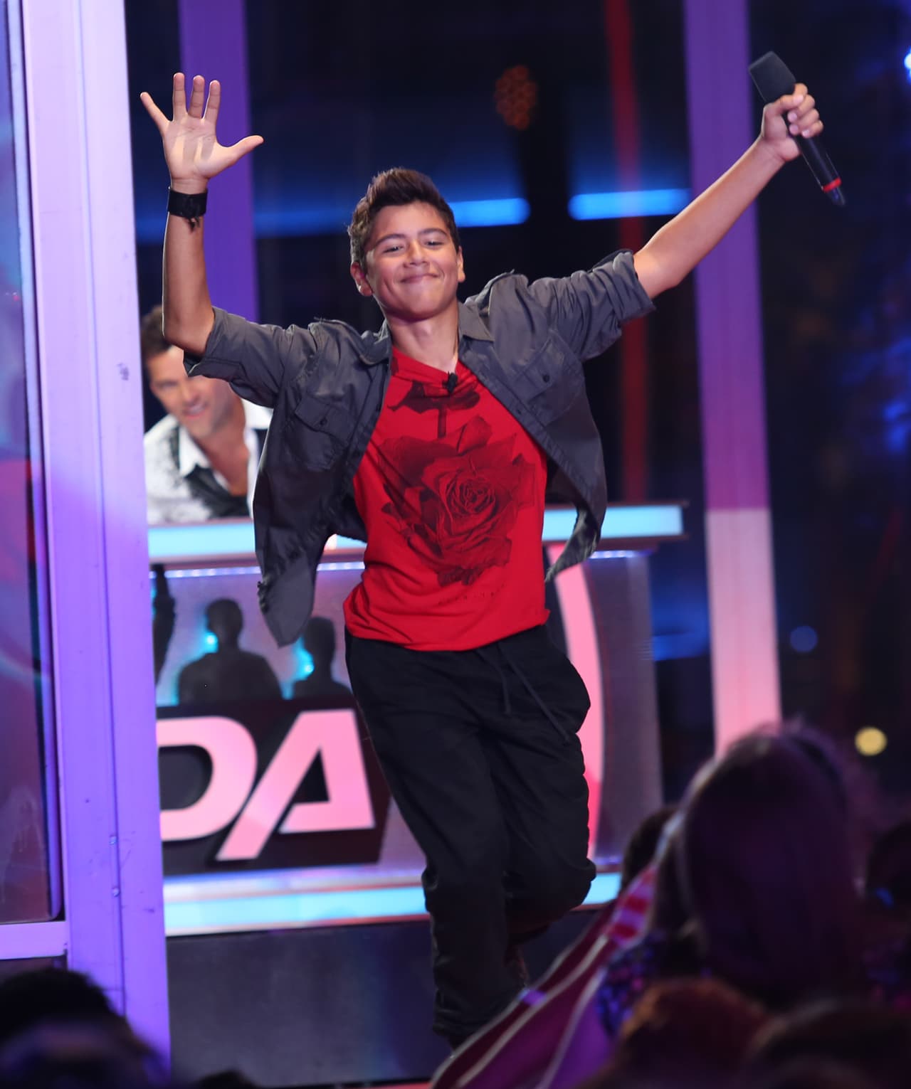 Una franela roja marcó toda la diferencia pare este chico.