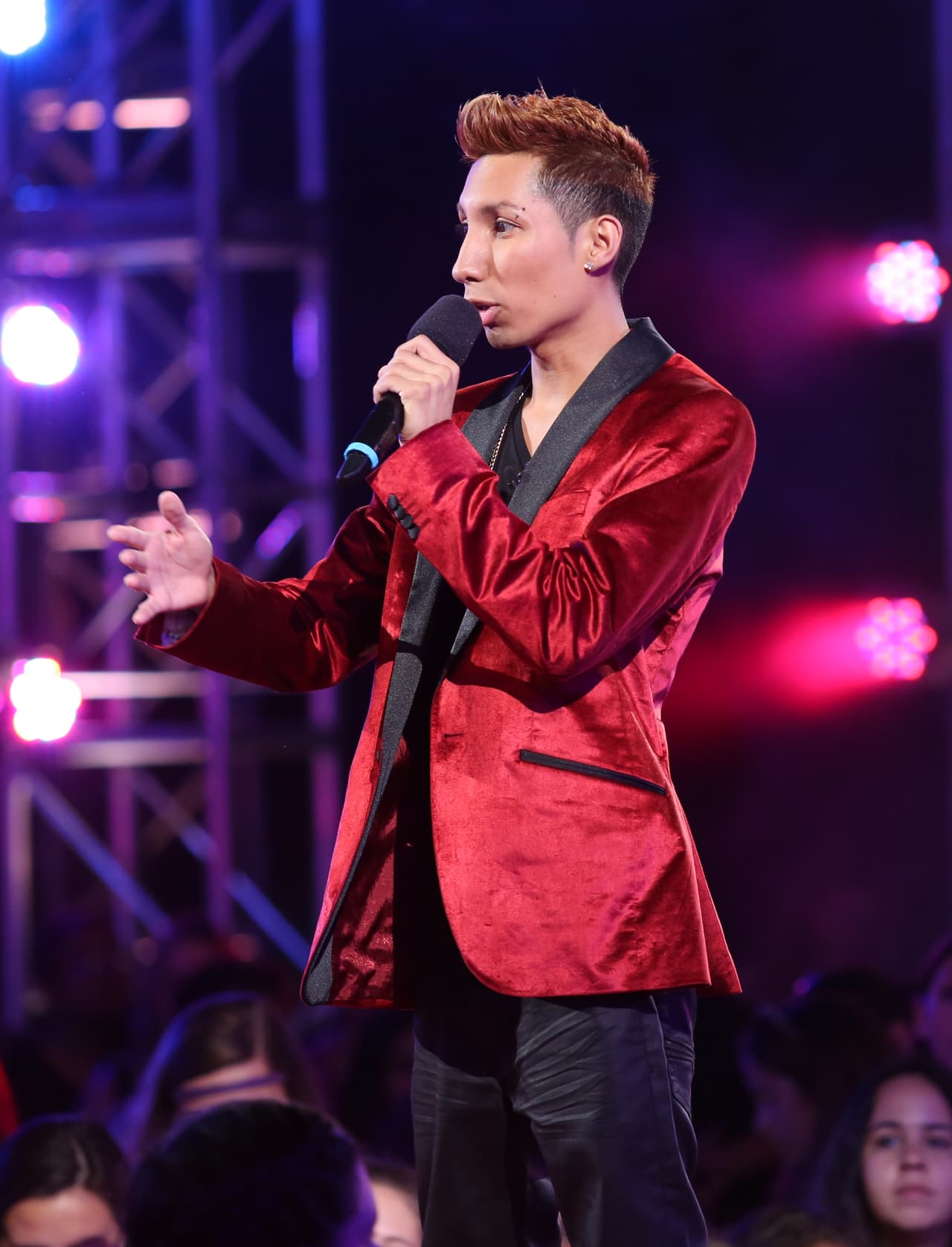 Raúl Sánchez no la atinó con esa chaqueta roja.