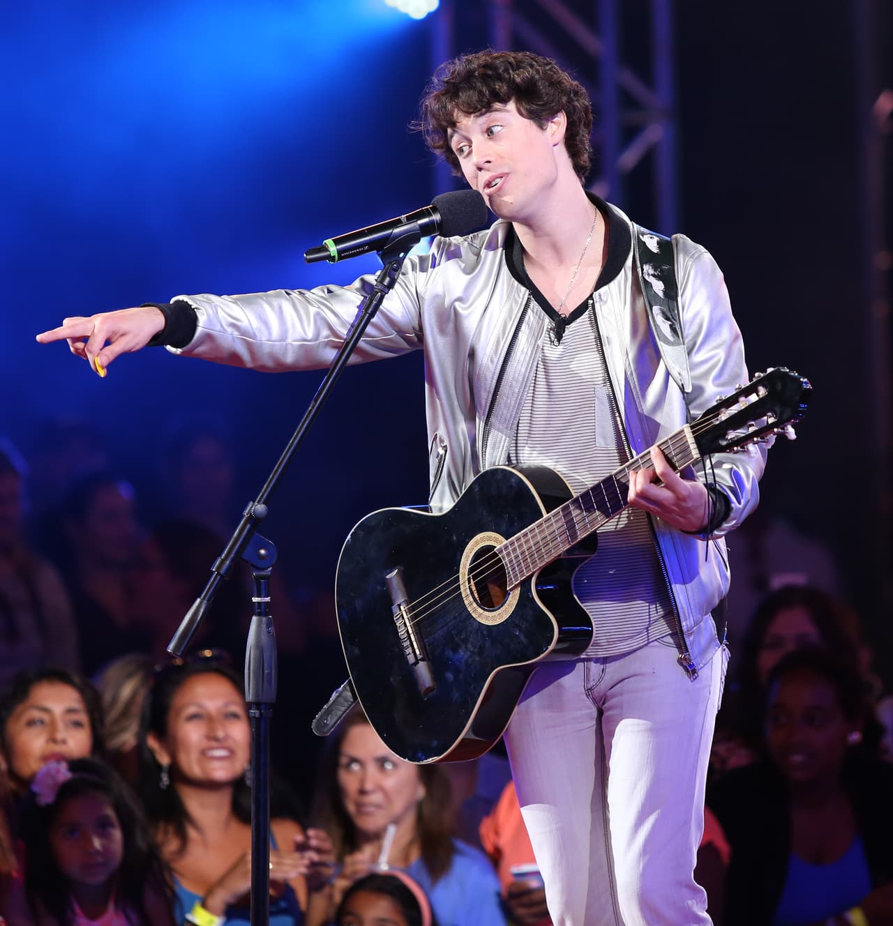 El look galáctico de Adán Allende aún nos tiene encandilados.