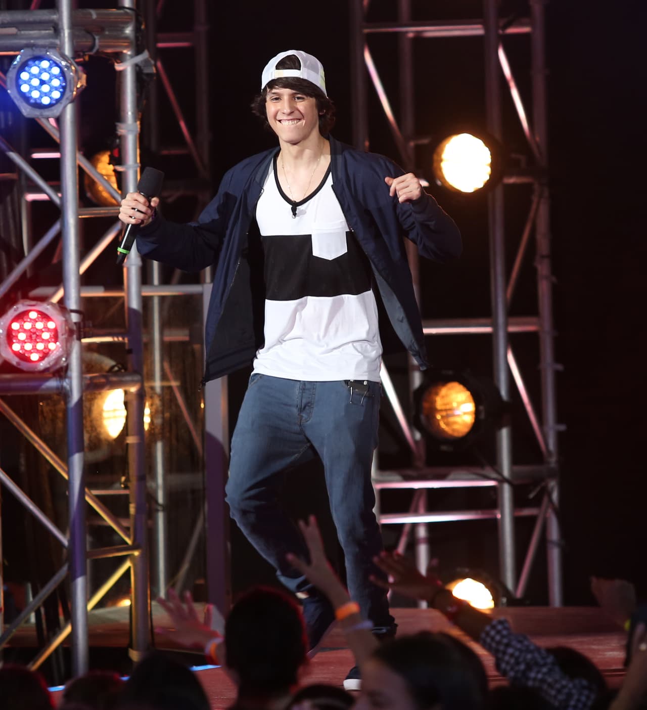 Aunque no sabemos bien por qué decidió ir con gorra, el look de Chris nos encantó.