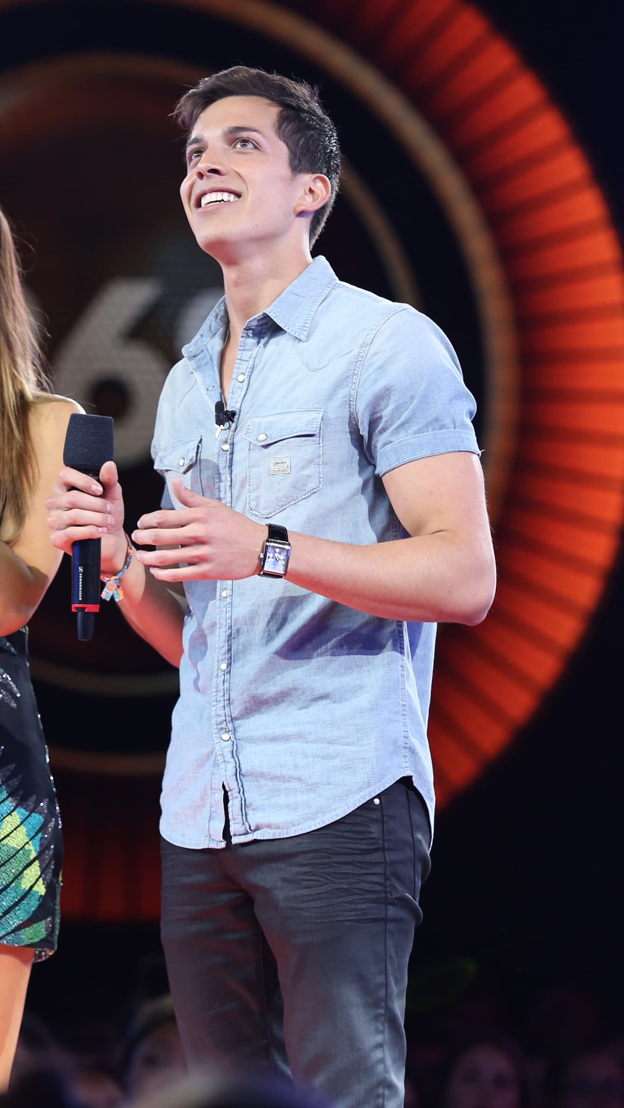 Con su físico, he makes anything look good.