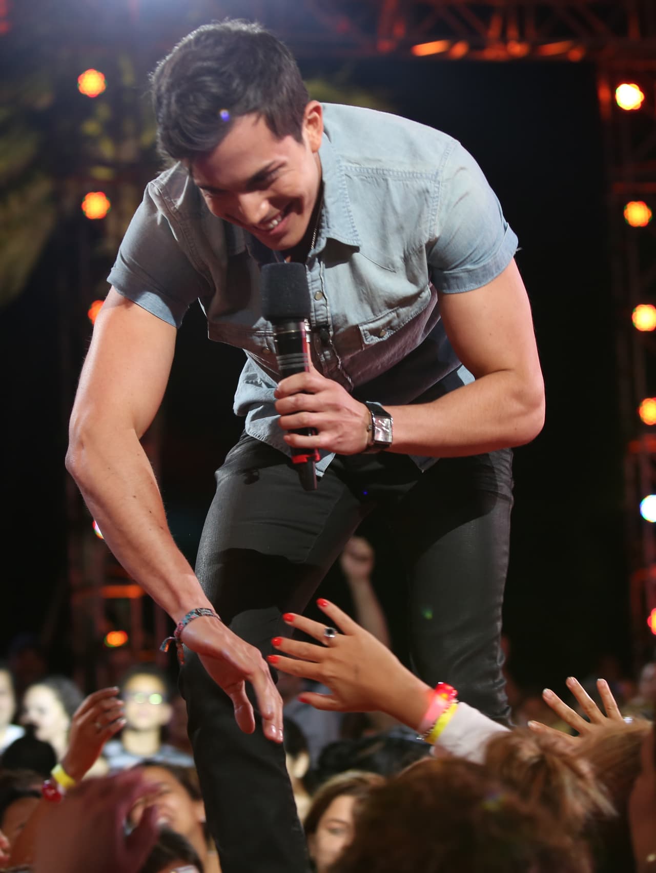 Luis is a heart breaker. Su look fue sencillo, pero catchy.