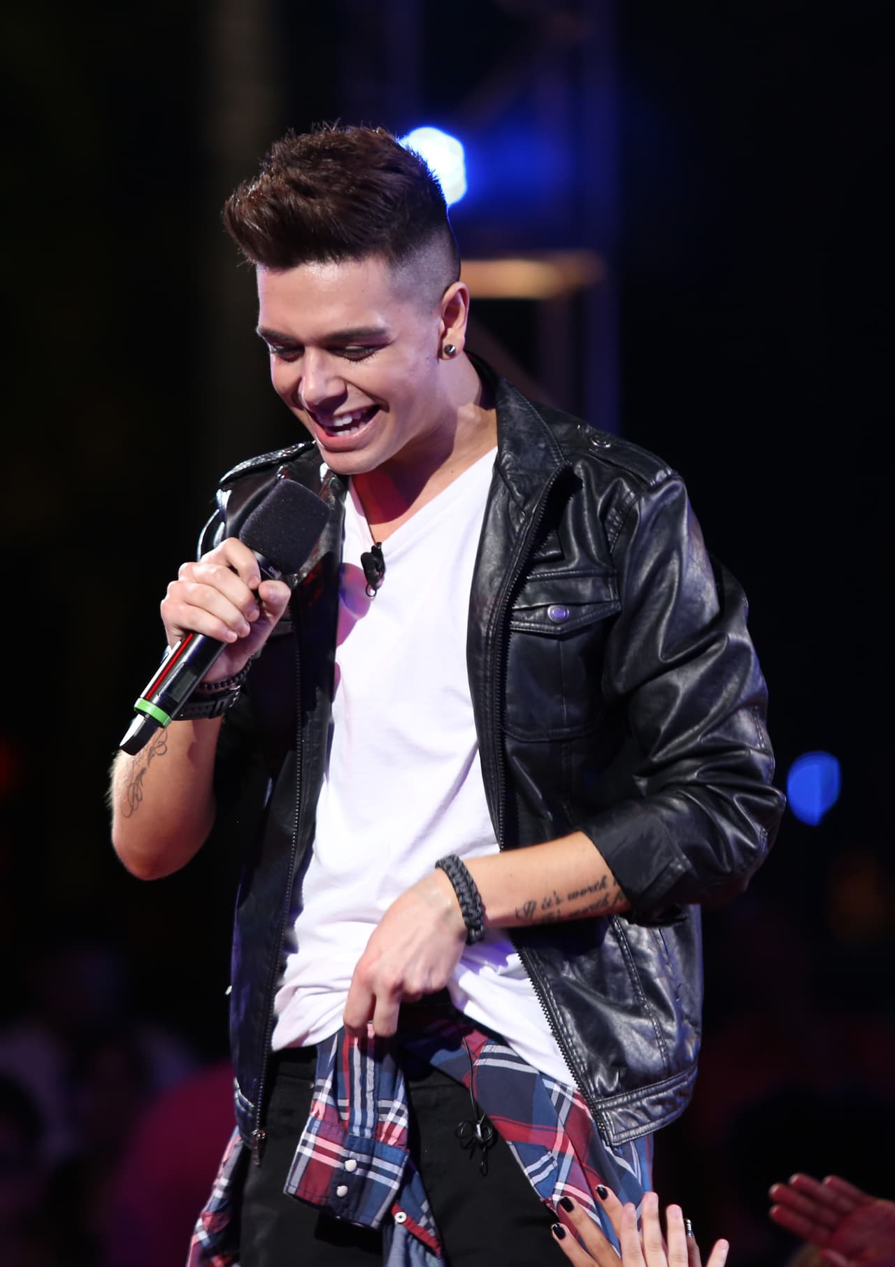 La chaqueta de cuero le dio ese look de rockerito.