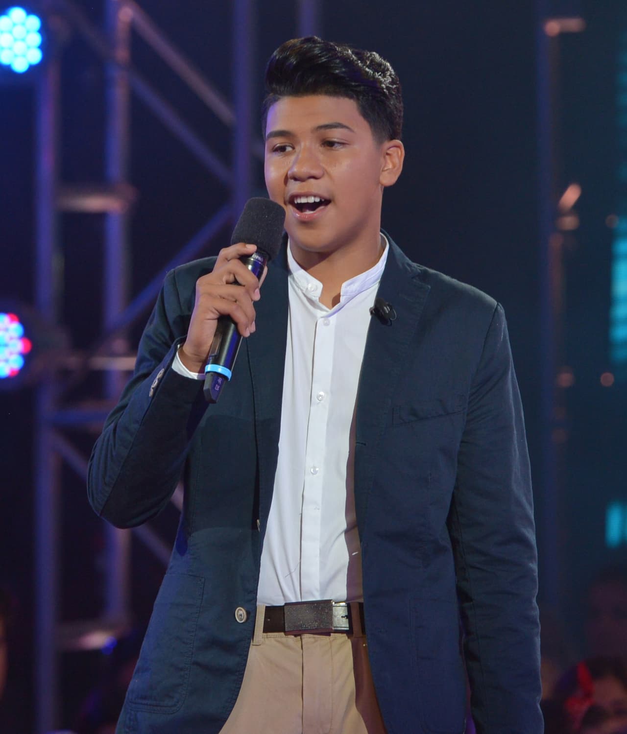 Ricardo Moreno fue otro que se decidió por un look formal.