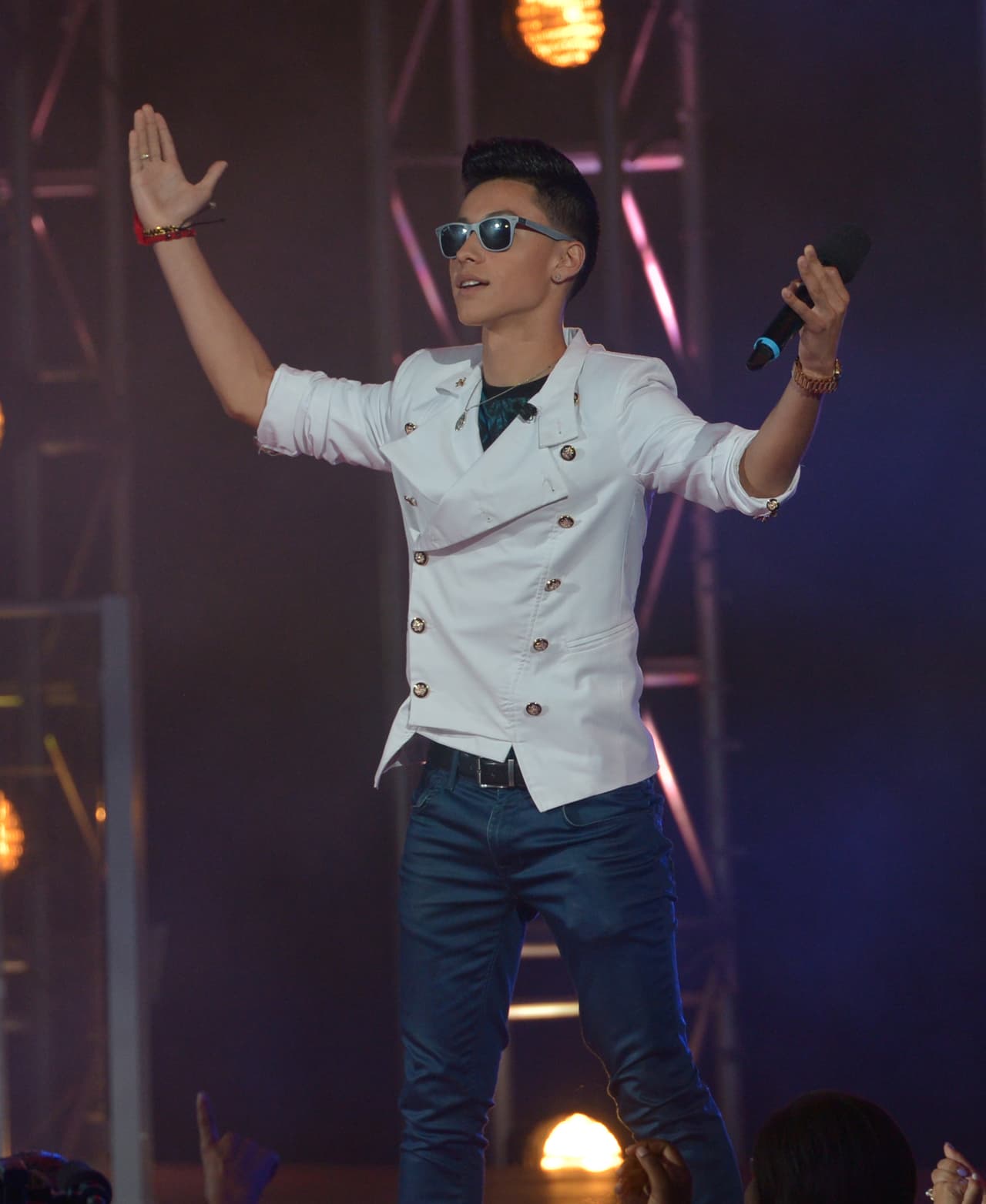 Y con esos lentes ocuros. ¡Ufff!