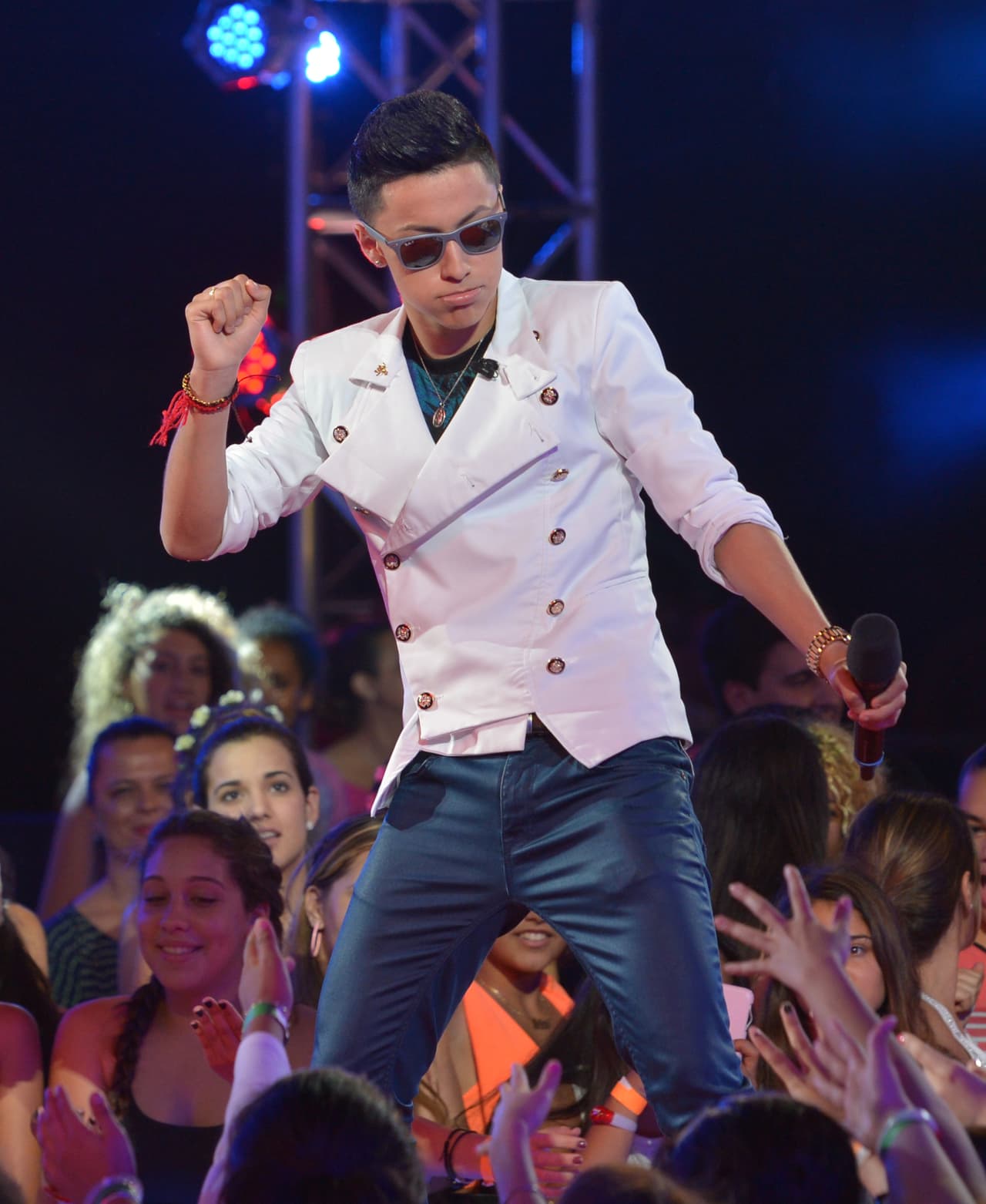 Ryan Vizcaíno llegó para impresionar con esa chaqueta blanca.