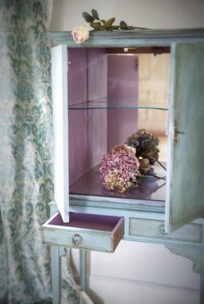 Los muebles tienen un aire vintage gracias al efecto desgastado de la pintura.