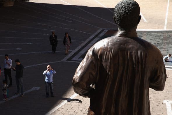 Una vista general de la estatua de Nelson Mandela en Sandton en Johannesburgo, Sudáfrica.
