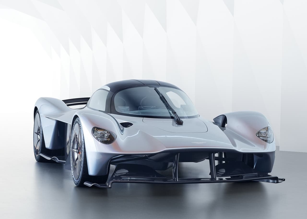 <h3 class="cms-H3-H3"><b>Aston Martin Valkyrie - 1,160 caballos de fuerza</b></h3>
<br>
<br>Cuenta con un sistema híbrido compuesto por un motor V12 de 6.5 litros de desplazamiento de Aston Martin complementado por un tren motriz eléctrico compuesto por Rimac e Integral Powertrains para generar un total de 1,160 caballos de fuerza y 664 lb-pie de torque. El Valkyrie es el resultado de una colaboración entre el fabricante inglés y Red Bull Advanced Technologies, la compañía creada por la escudería de Fórmula 1 Red Bull para comercializar las tecnologías desarrolladas para el esfuerzo de ese equipo en la más alta disciplina del motor.
<br>