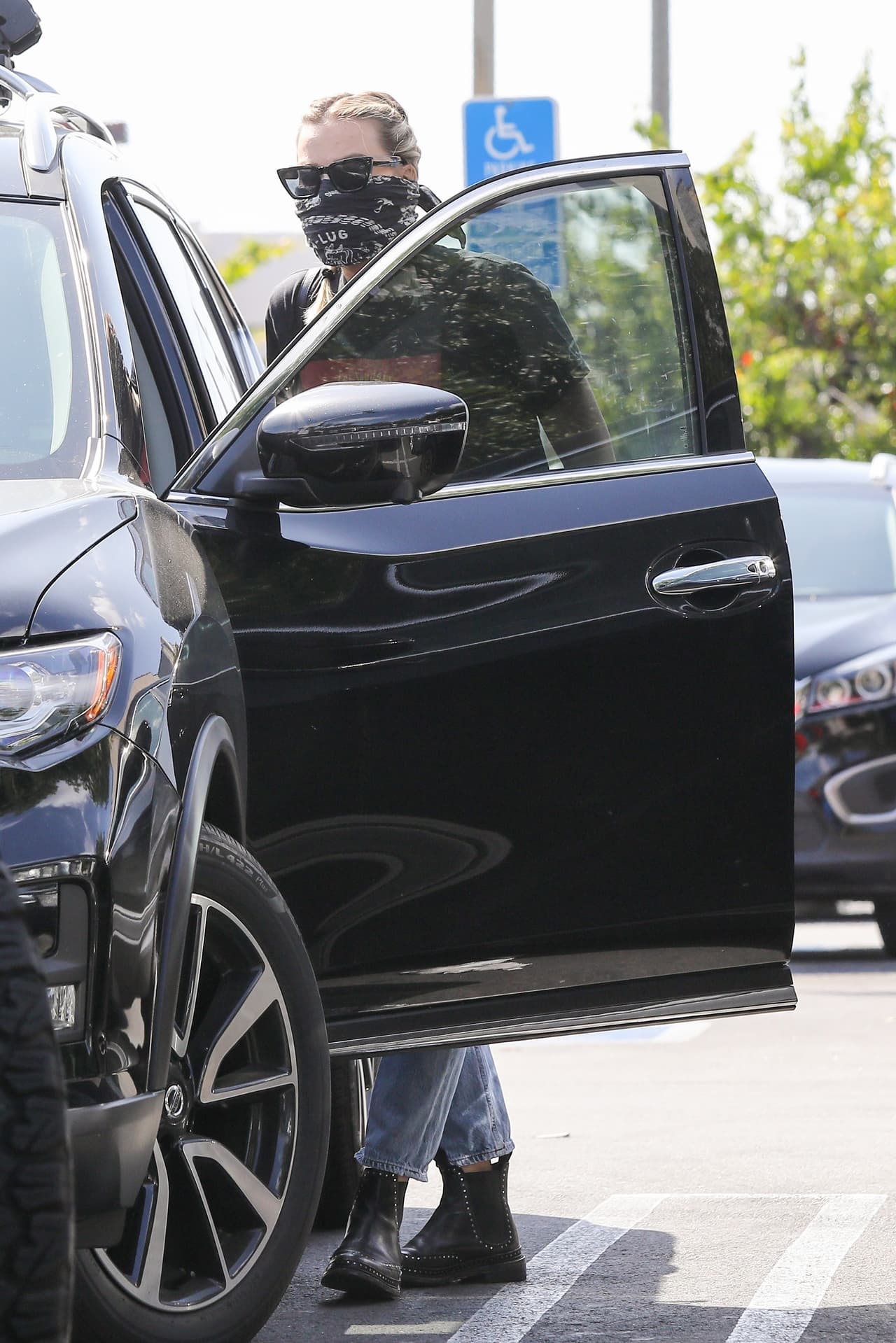 La actriz que da vida a Harley Quinn encontró pocas tiendas abiertas y en las que sí daban servicio había filas enormes; no tuvo la paciencia para esperar en ellas y siguió buscando alguna con menos concentración de gente.