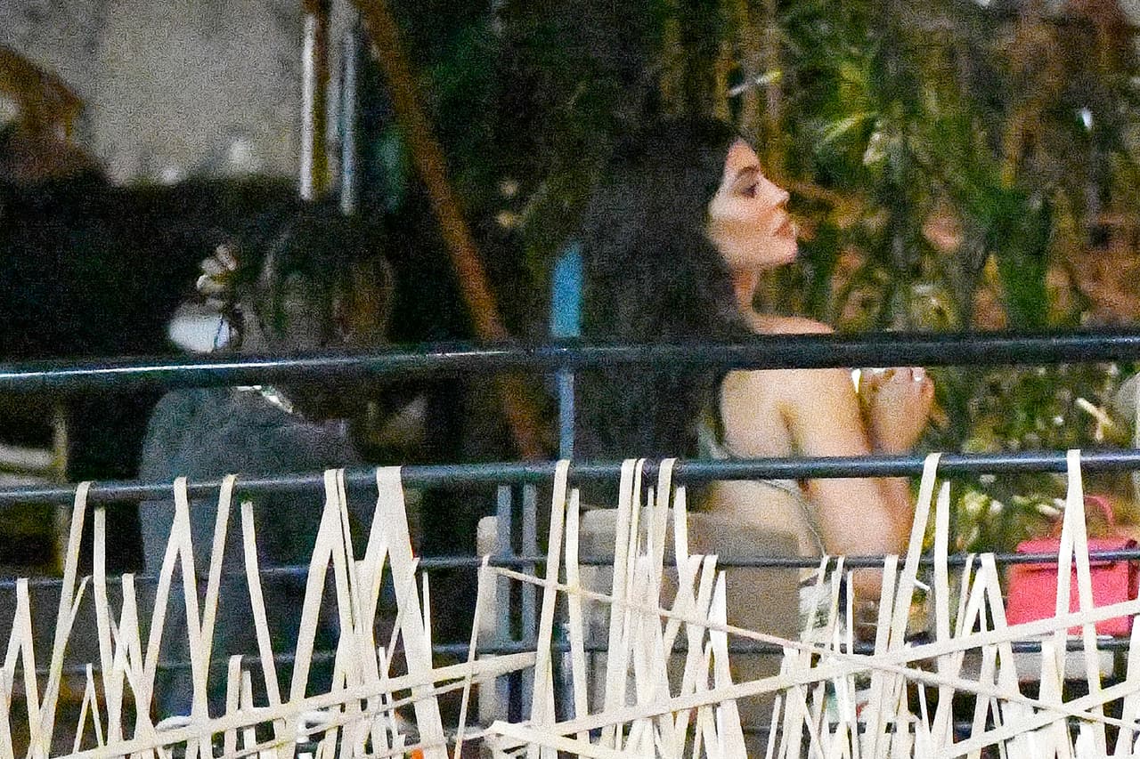 Pese a esta afirmación de alguien que, según People, es cercano a la pareja, Travis Scott y Kylie Jenner fueron fotografiados al día siguiente de nueva cuenta. Esta vez fue 
<b><a href="https://www.dailymail.co.uk/tvshowbiz/article-9540315/Kylie-Jenner-Travis-Scott-board-private-jet-celebrating-birthday-Miami.html" target="_blank">abordando el jet privado </a></b>de la menor del clan Kardashian Jenner, de acuerdo con el Daily Mail. 
<br>