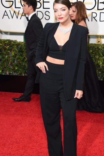 También puedes aplicar un ‘crop top’ muy ligero junto a un pantalón holgado, te verás audaz y femenina.