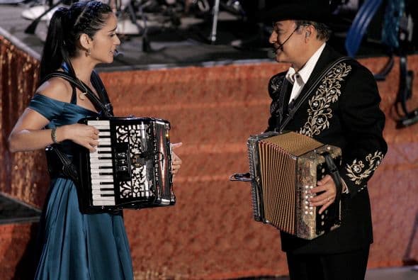 Julieta Venegas sacó su acordeón al lado de Los Tigres del Norte. ¡Inolvidable!