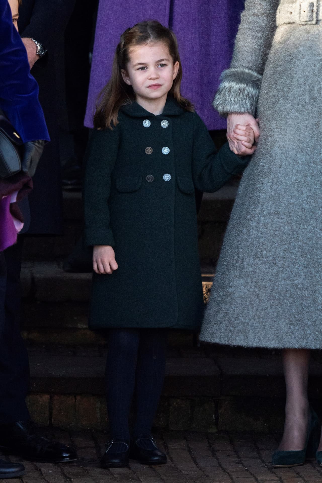 Una vez terminada la misa, 
<b><a href="https://www.univision.com/famosos/kate-middleton-tuvo-un-dia-pesado-y-la-princesa-charlotte-se-lo-empeoro-fotos">Kate Middleton tomó de la mano a la princesa Charlotte</a></b>, para acercarse a las primeras filas de la concurrencia y juntas desearles una feliz Navidad.