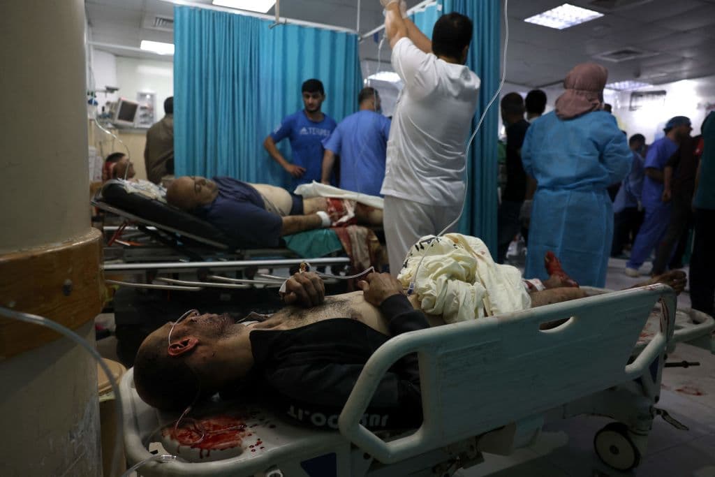 Palestinos heridos yacen en un hospital en el norte de la Franja de Gaza en medio de un estallido de violencia israelí-palestina que tuvo lugar este 10 de mayo de 2021. Autoridades palestinas reportaron nueve personas muertas por ataques aéreos. No está claro si las muertes fueron causadas por ataques israelíes.